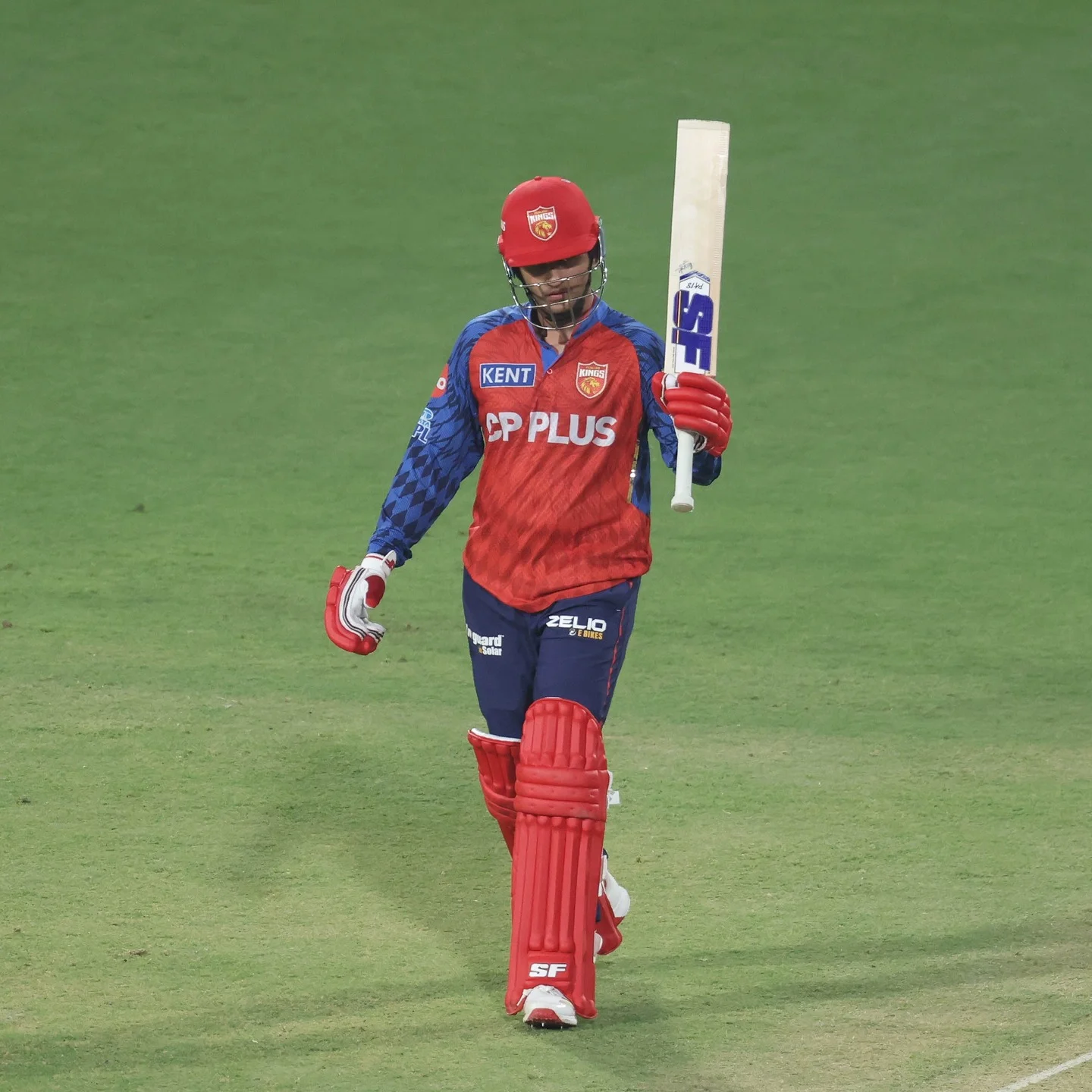 ఐపీఎల్ 2026లో భాగంగా జరిగిన పంజాబ్ కింగ్స్ vs లక్నో సూపర్ జెయింట్స్ మ్యాచ్‌లో భారీ స్కోర్లు నమోదయ్యాయి. ముందుగా బ్యాటింగ్ చేసిన పంజాబ్ కింగ్స్ 20 ఓవర్లలో 254/7 రన్స్ చేసి ప్రత్యర్థికి భారీ లక్ష్యాన్ని ఇచ్చింది.  ప్రియాంశ్ ఆర్య (93) మరియు కూపర్ కాన్నోలీ (87) అద్భుత ఇన్నింగ్స్‌తో మ్యాచ్‌ను పూర్తిగా పంజాబ్ వైపు మళ్లించారు. అనంతరం ఛేజింగ్‌కు దిగిన లక్నో జట్టు 200/5కే పరిమితమైంది. రిషభ్ పంత్ (43), ఎయిడెన్ మార్క్రామ్ (42) పోరాడినా విజయం దక్కలేదు.  📸 మ్యాచ్‌కు సంబంధించిన ఫోటోలు మా ఫోటో గ్యాలరీలో చూడండి