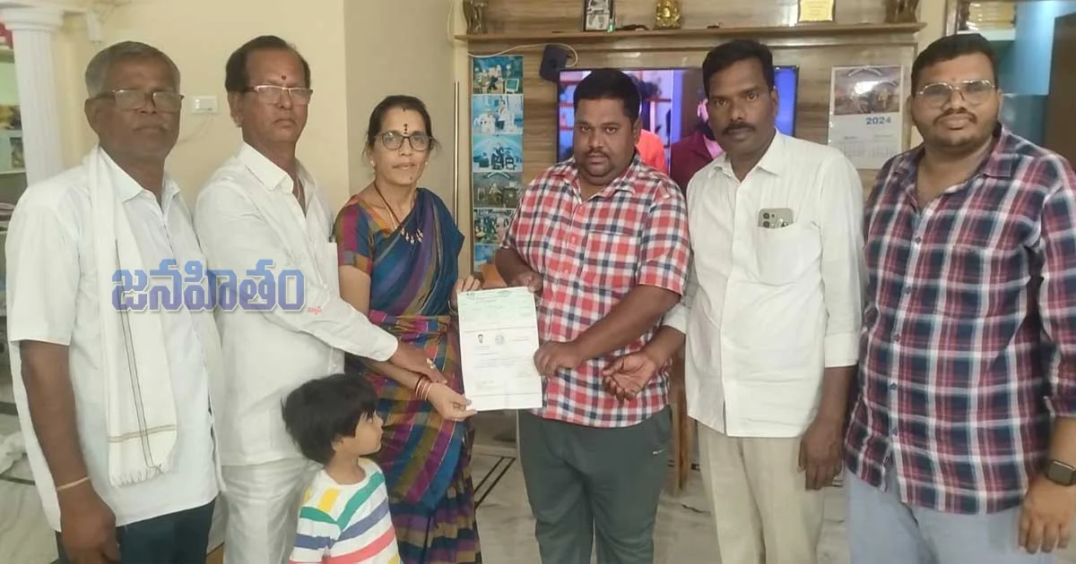 సీఎం రిలీఫ్ ఫండ్ చెక్కు అందజేసిన గ్రామ సర్పంచ్