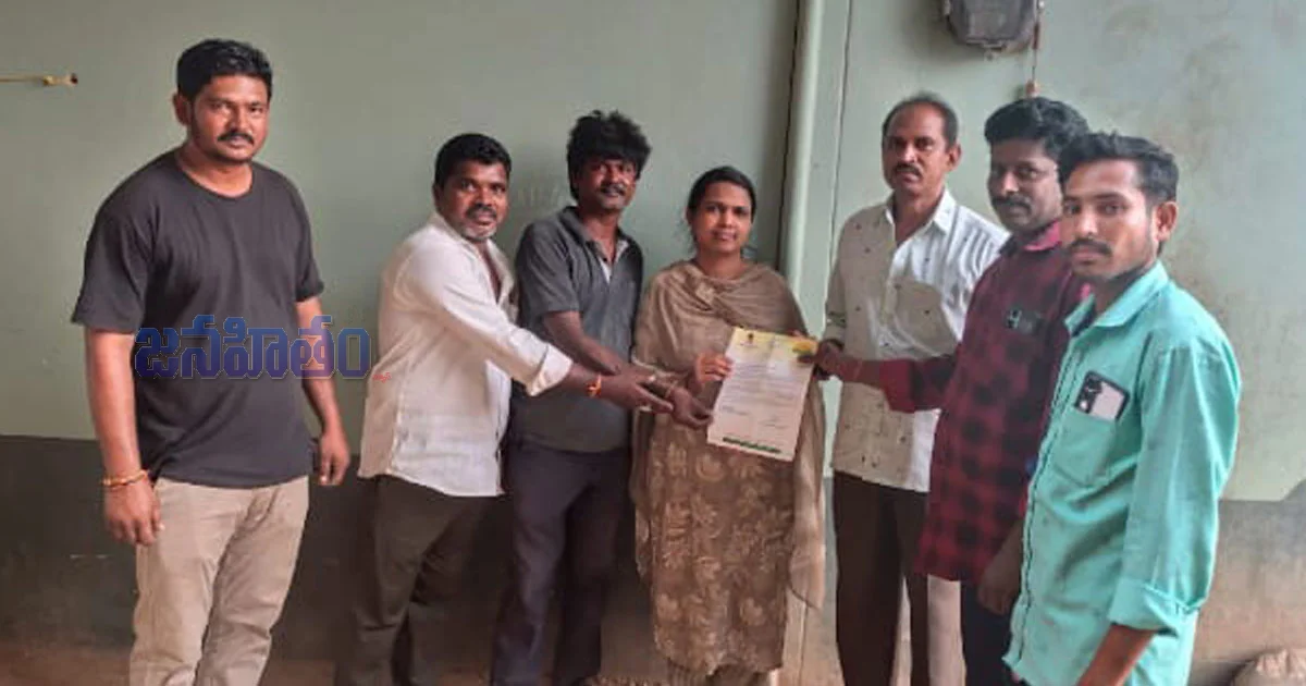 సీఎం రిలీఫ్ ఫండ్ చెక్కును అందించిన జనసేన నాయకులు