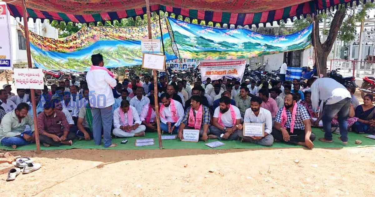23,000 విద్యుత్ కార్మికులకు పర్మినెంట్ డిమాండ్.. బాన్సువాడలో ఆందోళన