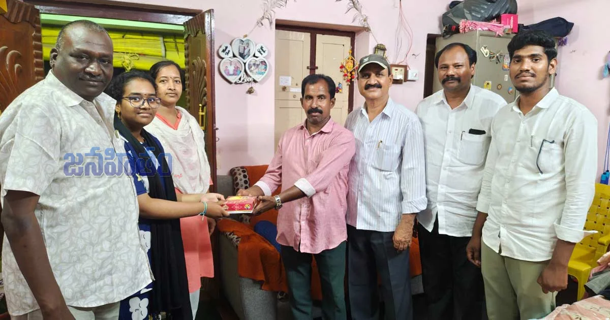 ఇంటర్‌లో టాప్ మార్కులు.. గ్రామం గర్వపడేలా చేసిన విద్యార్థినులు