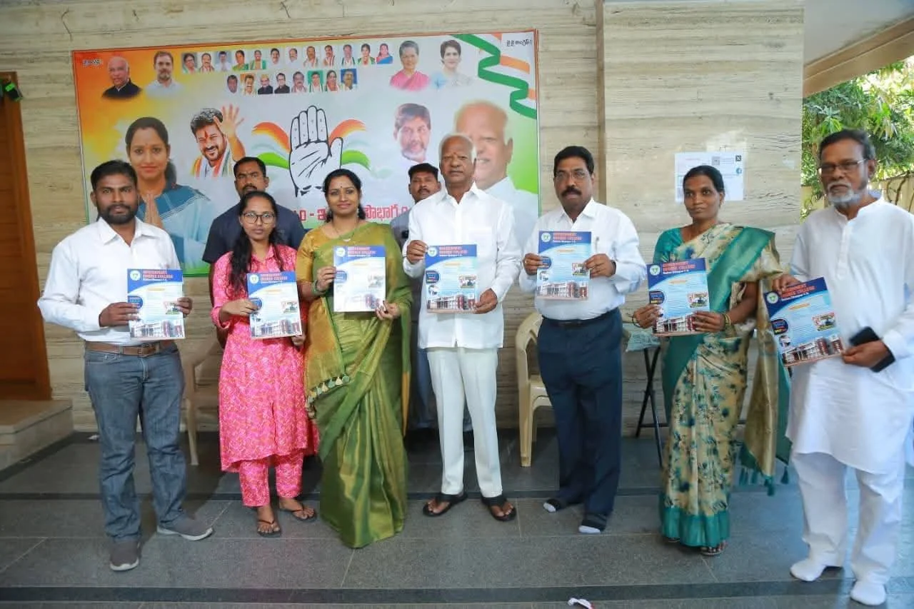 ప్రభుత్వ డిగ్రీ కళాశాల ప్రవేశాల బ్రోచర్ ను ఆవిష్కరించిన వరంగల్ ఎంపీ డా.కడియం కావ్య, ఎమ్మెల్యే కడియం శ్రీహరి గారు.