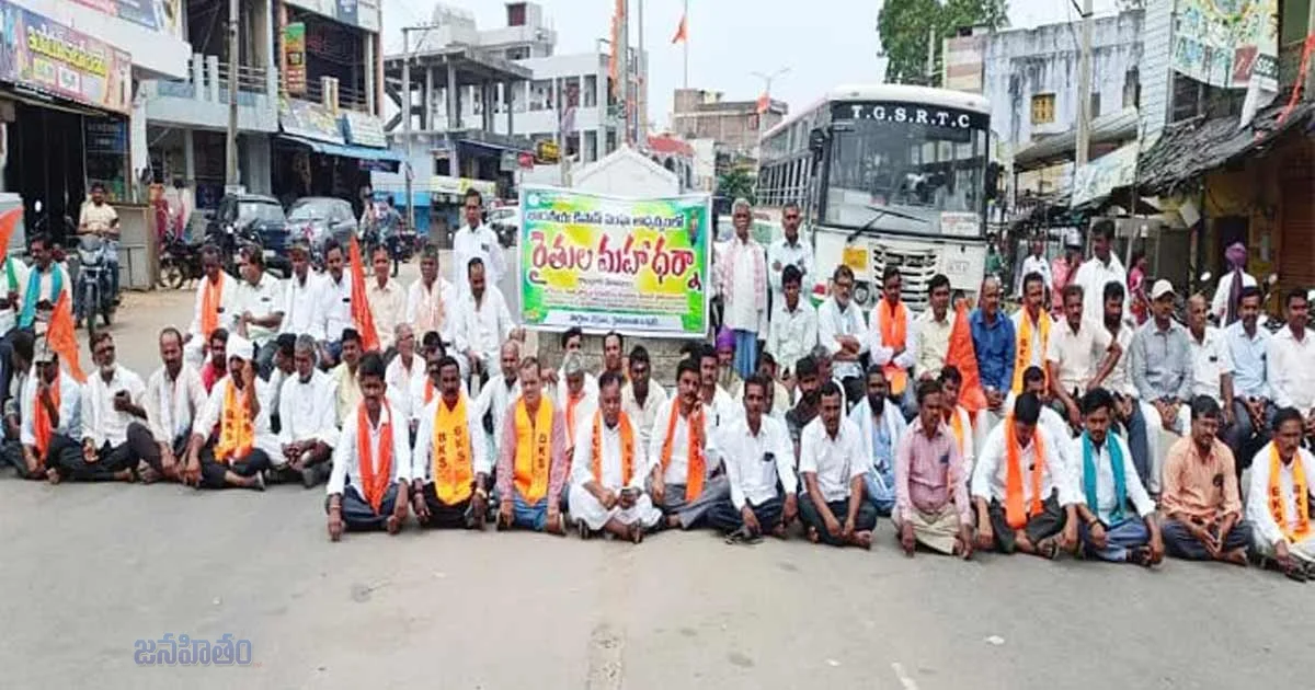 కొనుగోలు కేంద్రాలు లేక రైతుల ఆందోళన.. గాంధారిలో రోడ్డుమీద మహాధర్నా