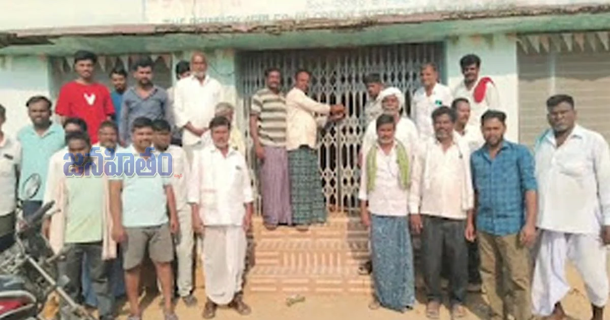 ధాన్యం కాంటాలు లేక రైతుల ఆగ్రహం - సొసైటీకి తాళం వేసిన రైతులు