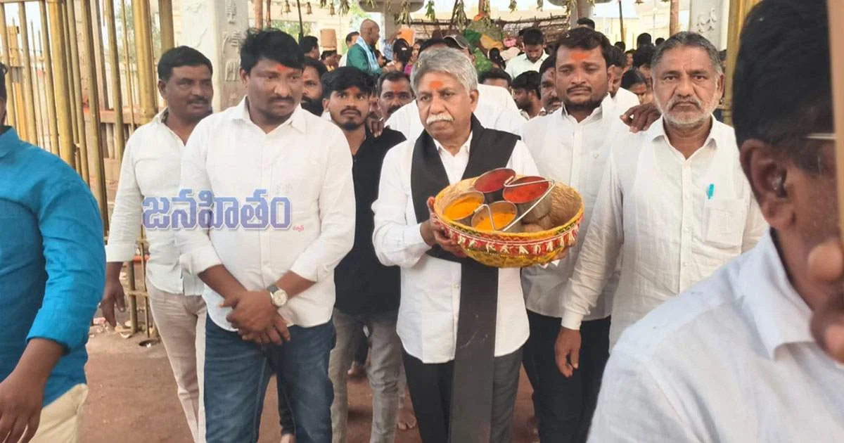 సమ్మక్క సారలమ్మ గద్దలను దర్శించుకున్న పద్మశ్రీ మందకృష్ణ మాదిగ