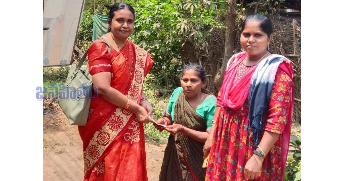 ఎంపీడీవో శాంతి ఆధ్వర్యంలో  ఎన్టీఆర్ పెన్షన్ భరోసా పంపిణీ