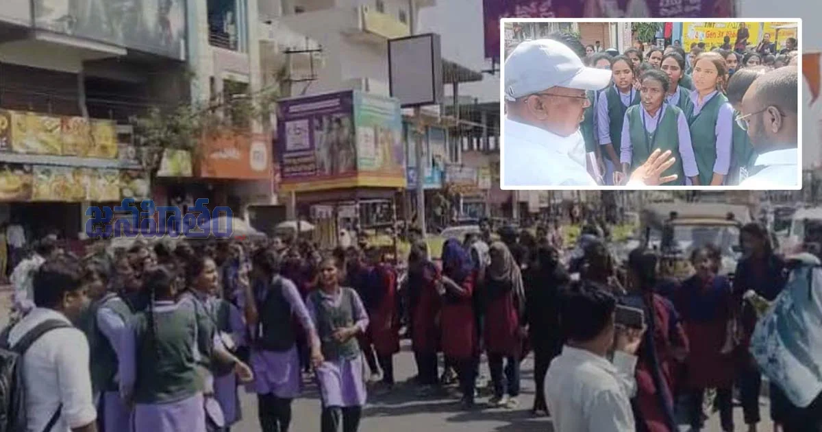 120 మందికి ఒకే టాయిలెట్, ఆగ్రహంతో రోడ్డెక్కిన నర్సింగ్ విద్యార్థులు