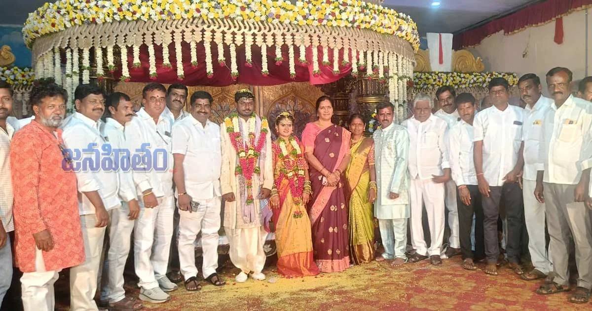 నూతన వధూవరులను ఆశీర్వదించిన మాజీ డిప్యూటీ స్పీకర్ ఎం పద్మ దేవేందర్ రెడ్డి