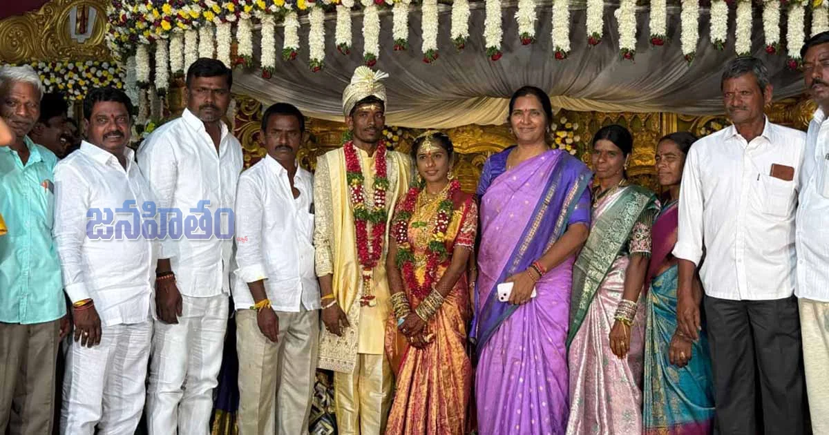 నూతన వధూవరులను ఆశీర్వదించిన మాజీ డిప్యూటీ స్పీకర్ ఎం పద్మ దేవేందర్ రెడ్డి