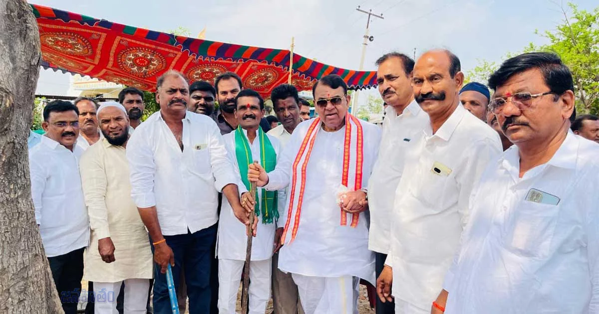 రూ.20 లక్షలతో గ్రామానికి కొత్త పంచాయతీ భవనం.. పోచారం ప్రారంభం