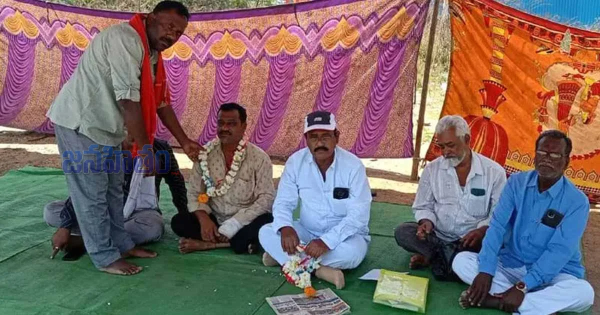 డిపో మేనేజర్‌పై ఆగ్రహంతో కార్మికుల రిలే నిరాహార దీక్షలు